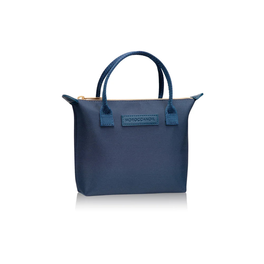 Pochette Moroccanoil bleu marin avec poignées et fermeture éclair dorée photographiée sur fond blanc.