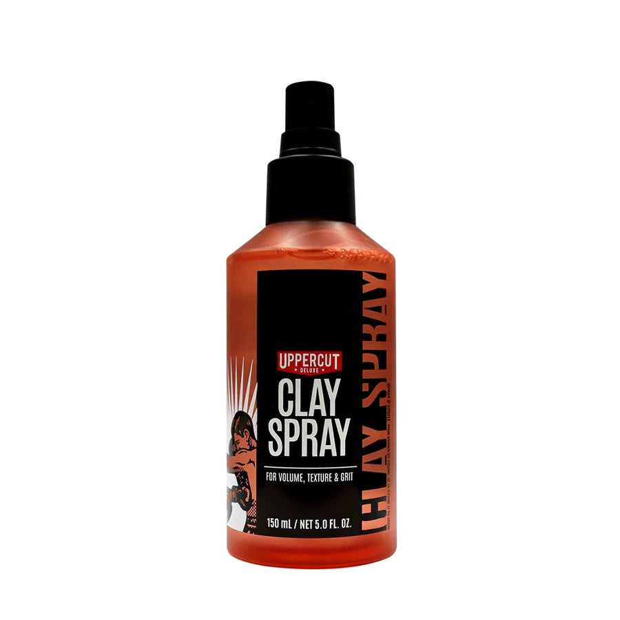 Flacon spray Uppercut Clay Spray sans capuchon avec pompe noire visible, bouteille rouge translucide et étiquette noire sur fond blanc