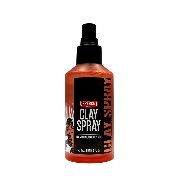 Flacon spray Uppercut Clay Spray sans capuchon avec pompe noire visible, bouteille rouge translucide et étiquette noire sur fond blanc