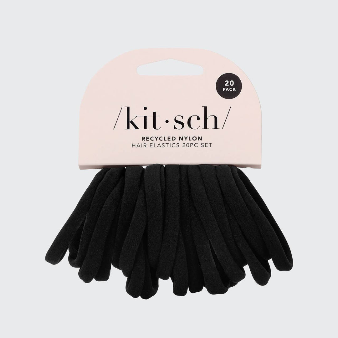 Lot de 20 élastiques noirs KITSCH en nylon recyclé avec emballage beige minimaliste et élastiques empilés sur fond gris clair.