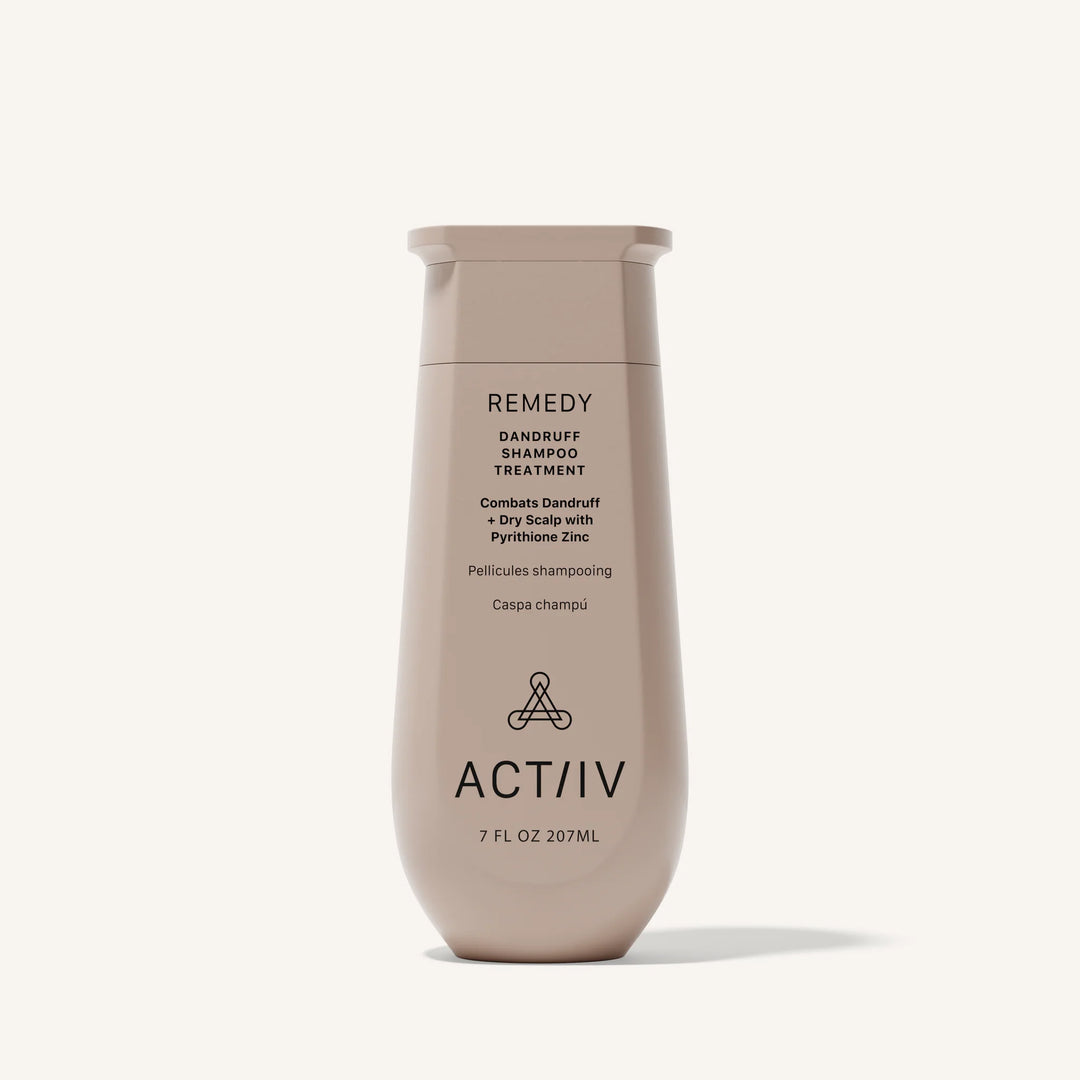 Shampooing antipelliculaire ACT/IV Remedy en bouteille beige minimaliste, traitement au zinc pyrithione pour cuir chevelu sec et pellicules, présenté sur fond neutre.