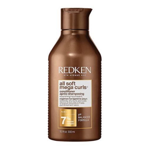 Flacon REDKEN All Soft Mega Curls après-shampoing 300 ml brun cuivre avec étiquette beige pour cheveux bouclés secs sur fond blanc.