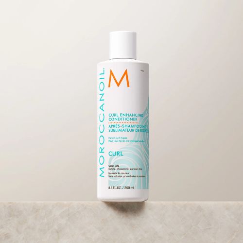Un revitalisant sublimateur de boucles avec de l’huile d’argan nourrissante riche en antioxydants pour augmenter la brillance et faciliter le coiffage.