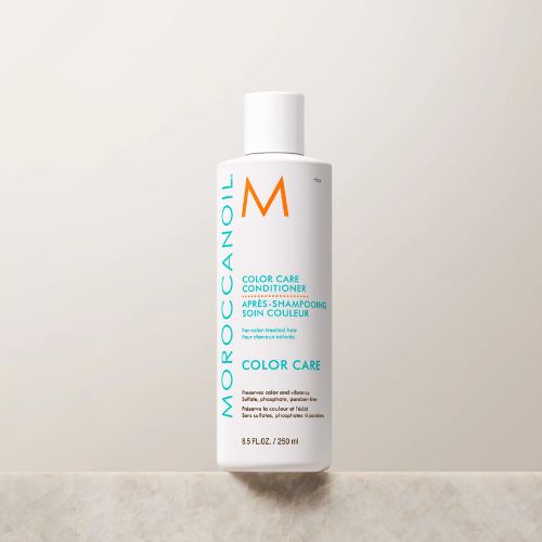 Le revitalisant couleur prolongée aide à reconstruire la structure de kératine pour former une barrière protectrice autour des cuticules pour emprisonner les molécules de couleur.