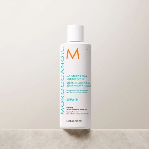 Ce revitalisant réparateur hydratant démêle, fortifie et hydrate les cheveux endommagés grâce à ses l’huiles d’argan riches en antioxydants, à la kératine reconstituante et aux acides gras, pour les rendre plus forts et plus faciles à coiffer.