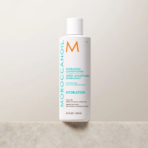 Ce revitalisant hydratant doux démêle et revitalise les cheveux en manque d'hydratation grâce à l’huile d’argan et des nutriments reconstituants.