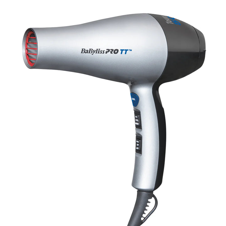 Sèche-cheveux BaByliss PRO TT gris argenté et noir, format ergonomique avec grille intérieure rouge, poignées avec boutons de contrôle de température et vitesse, présenté sur fond blanc. Appareil coiffant 1875 W avec technologie tourmaline et céramique.