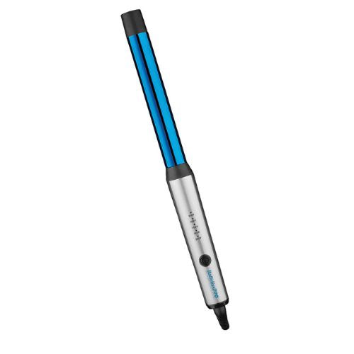 <h2>Pour des boucles magnifiques tellement simple à faire!</h2> <p>Le Tube de revêtement Nano Titanium distribue la chaleur (jusqu'à 220 degré C/430 degré F) uniformément pour créer des boucles durables et brillantes.</p> <p>Fer léger et maniable pour un meilleur de confort d'utilisation.</p> <p>Réglage de température numérique.<br><br>Garantie 1 an&nbsp;<br><br>Disponible en 25 ou 32 mm</p>