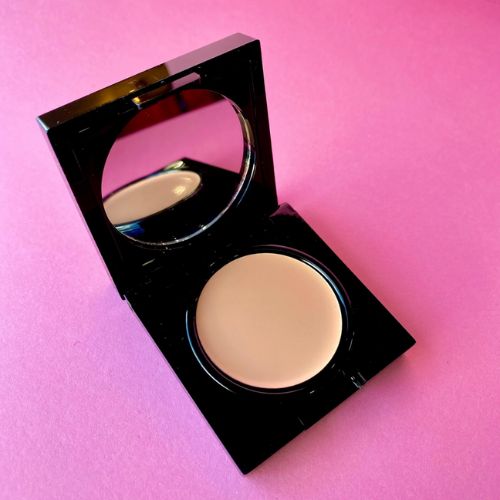 <p>Cette base à yeux vous assure une tenue incroyable pour votre maquillage.</p> <p>Elle facilite également l'application et l'estompage des fards.</p> <p>Pour les yeux et les lèvres, empêche le rouge à lèvres de plumer et assure une tenue durable des fards à paupières.</p>
