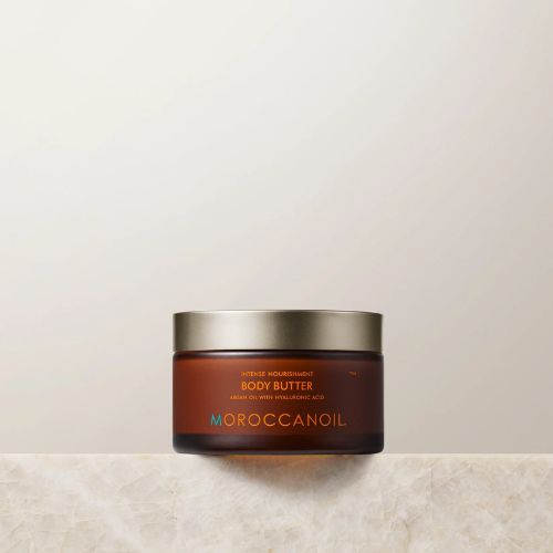 Ce beurre est formulé avec un mélange d'huile d'argan, de beurres de karité, de cacao et de mangue pour fournir à la peau une nutrition intense et une hydratation profonde.