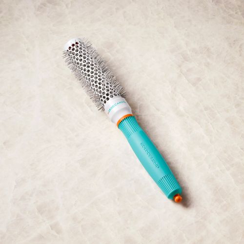 La Brosse de 25mm en céramique de Moroccanoil, de haute qualité, est conçu pour des cheveux très courts