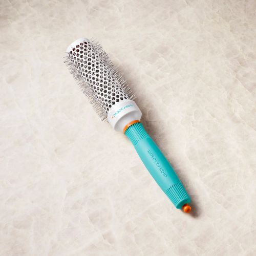 La Brosse de 35 mm en céramique de Moroccanoil, de haute qualité, est conçu pour des cheveux courts.