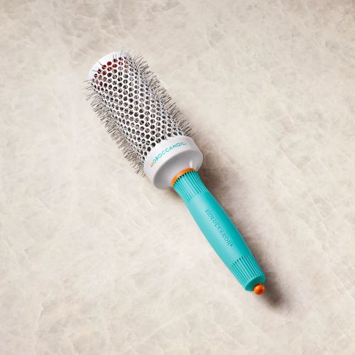 La Brosse de 45 mm en céramique de Moroccanoil, de haute qualité, est conçu pour des cheveux courts à mi-long (maximum au menton)