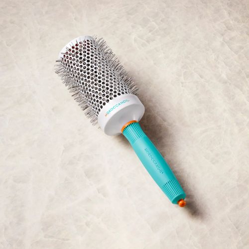 La Brosse de 55 mm en céramique de Moroccanoil, de haute qualité, est conçu pour des cheveux mi-long à long.