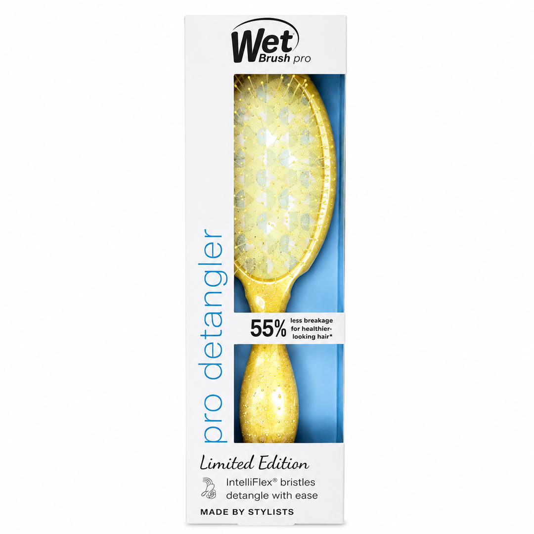 Brosse démêlante WET BRUSH® Original Detangler jaune pâle pastel avec picots IntelliFlex®, présentée sur fond blanc, idéale pour démêler les cheveux mouillés ou secs sans casse.