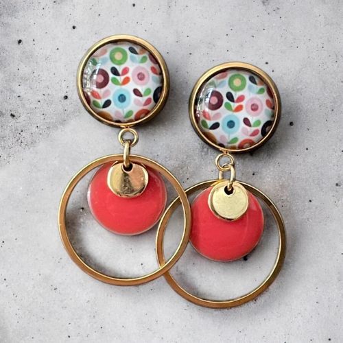 Boucles d'oreilles en acier inoxydable avec cabochons en verre et pendentifs - attaches hypoallergéniques, longueur 3,5 cm.