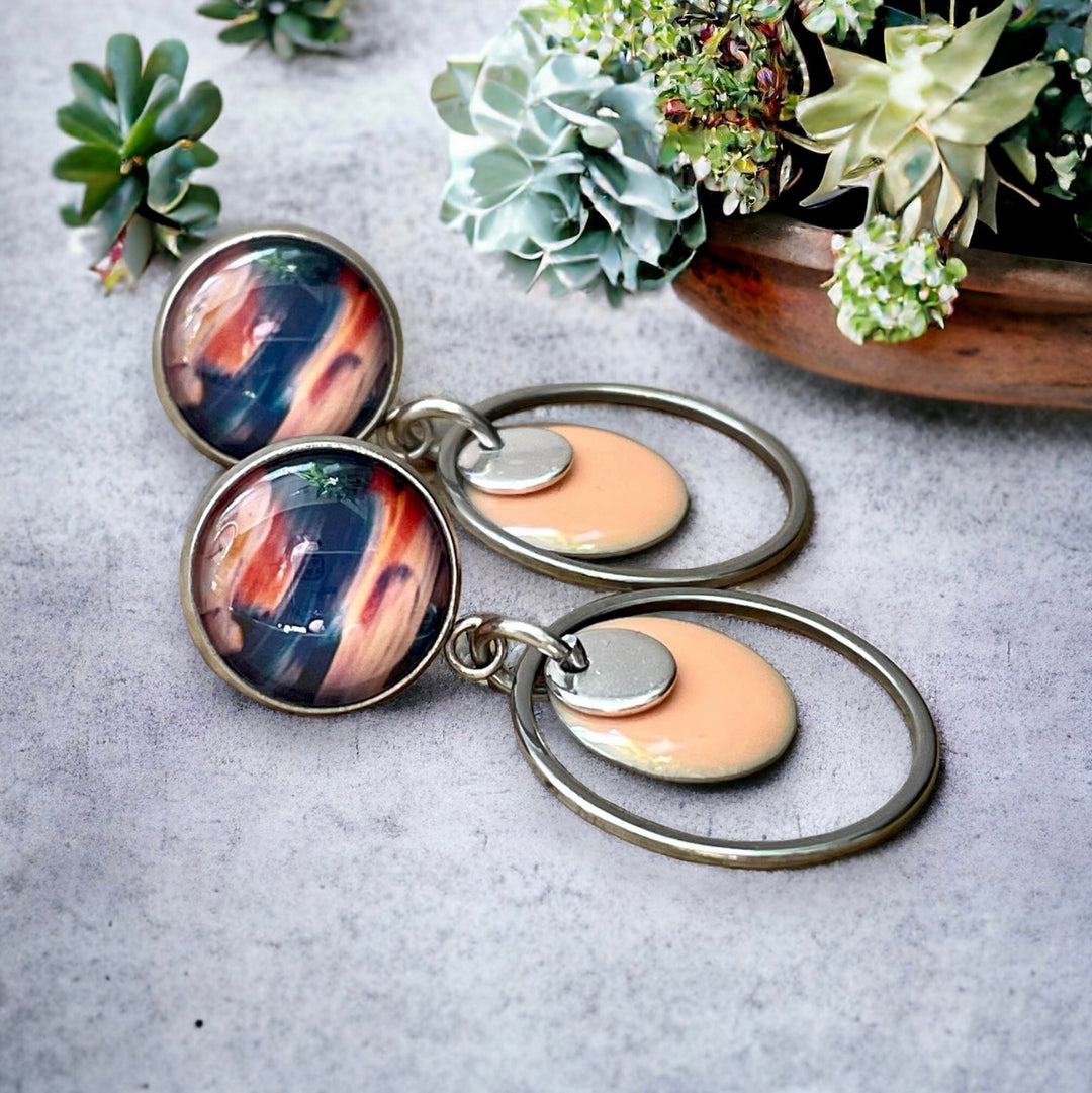Boucles d'oreilles artisanales en acier inoxydable avec cabochons de verre et pendentifs - attaches hypoallergéniques, longueur 3,5 cm.