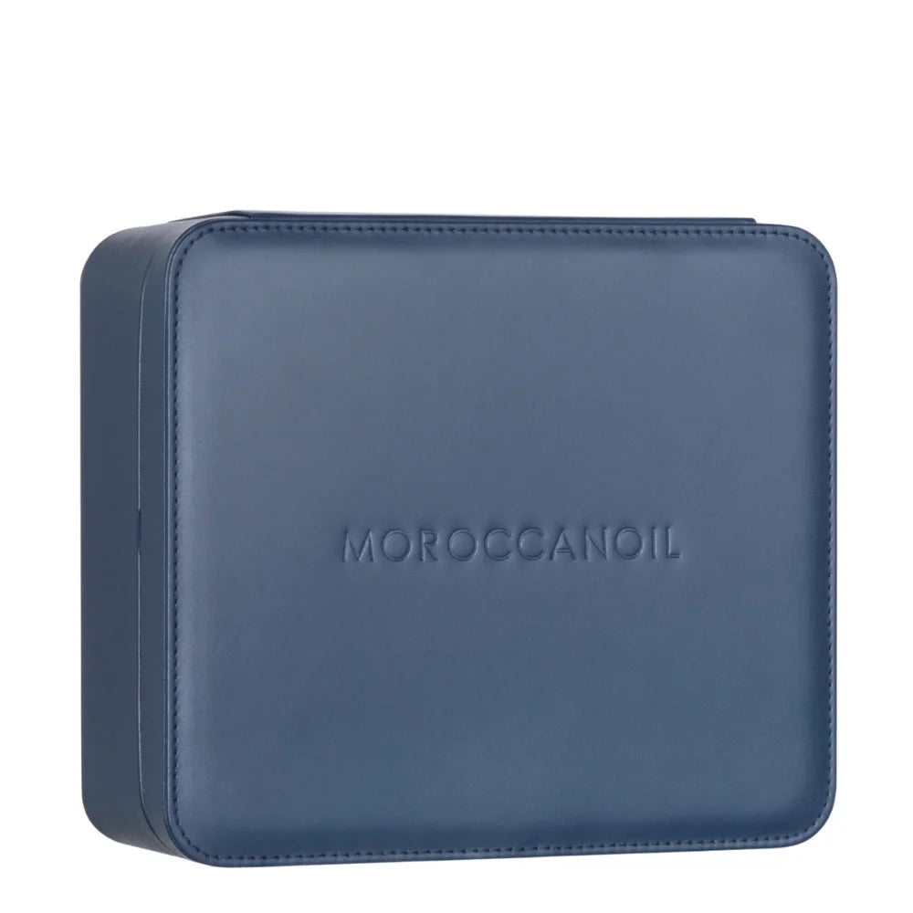 Coffret Moroccanoil bleu marine fermé avec logo embossé, boîte cadeau réutilisable de l’Ensemble Volume sur fond blanc.