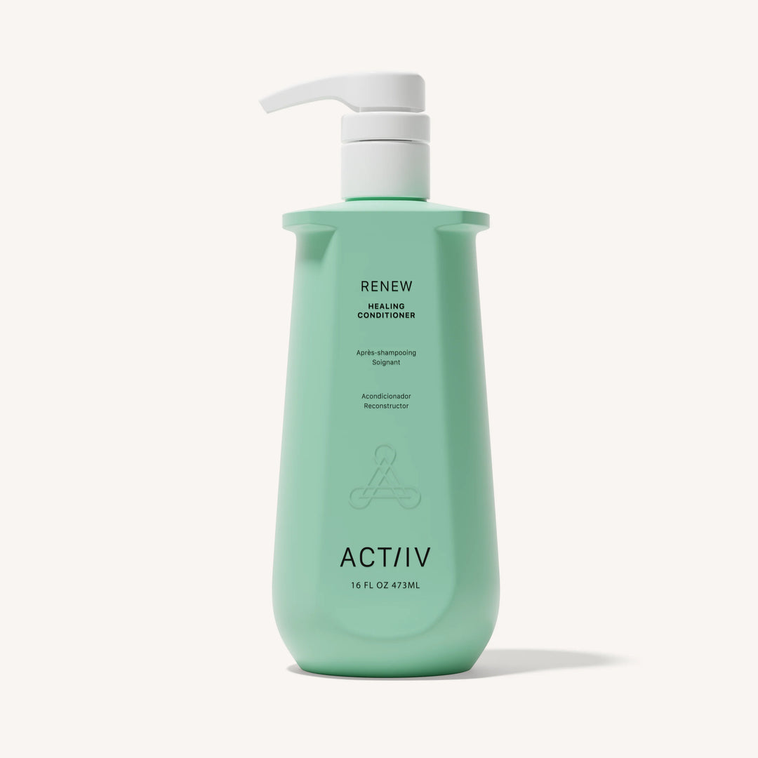 Shampoing traitant réparateur ACT/IV Renew en grand format 473 ml avec pompe blanche, flacon vert mat au design minimaliste, présenté sur fond blanc, idéal pour réparer et renforcer les cheveux abîmés.