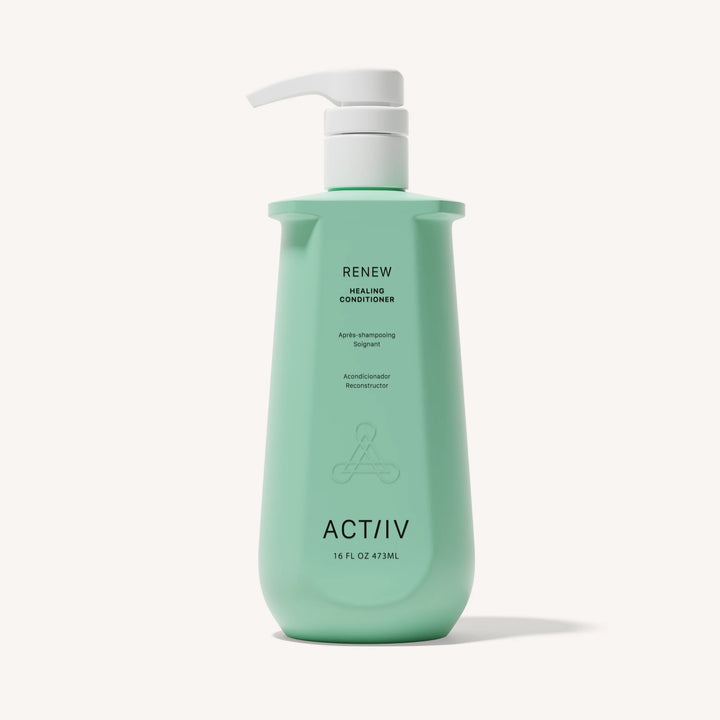 Shampoing traitant réparateur ACT/IV Renew en grand format 473 ml avec pompe blanche, flacon vert mat au design minimaliste, présenté sur fond blanc, idéal pour réparer et renforcer les cheveux abîmés.