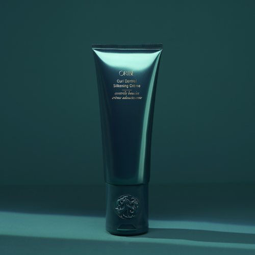 Cette crème soyeuse est l'équilibre parfait entre la tenue et l'hydratation.  Les boucles reçoivent une définition instantanée avec un contrôle et un soutien des frisottis pendant toute la journée. 