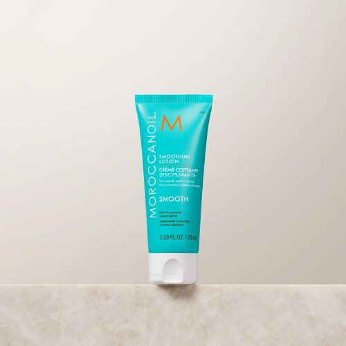 La lotion disciplinante lissante de Moroccanoil est infusée d’un mélange de beurre et d’huile d’argan, de vitamine E et d’acides gras essentiels pour des cheveux doux et lisses.