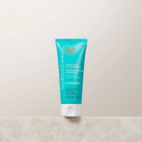 Cette crème de coiffage hydratante sans rinçage aide à éliminer les frisottis, à accroître la définition des mèches et à augmenter la luminosité de vos cheveux.