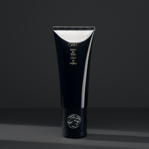 Cette crème coiffante offre une tenue ferme , mais souple, avec mémoire toute la journées pour un effet longue durée.  Aide à dompter les frisottis et hydrate.