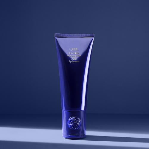 Crème hydratante sans rinçage à brillance maximale qui uniformise la porosité des cheveux en plus de les rendre extrêmement doux.