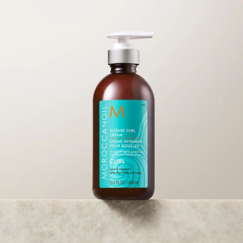 La crème intensive pour boucles est très riche et profondément nourrissante et hydratante.