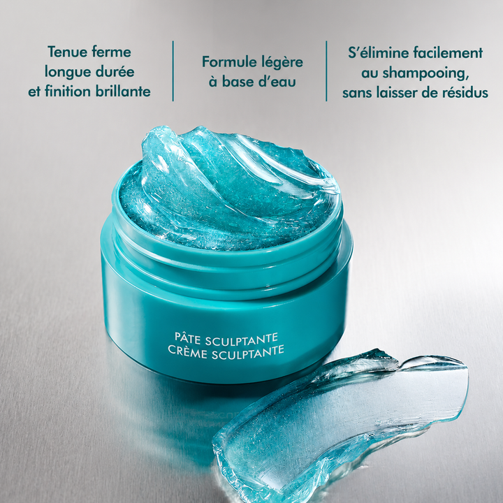 Texture de la Crème Sculptante Moroccanoil dans son pot ouvert, formule légère à base d'eau offrant une tenue ferme, une finition brillante et un coiffage sans résidus.