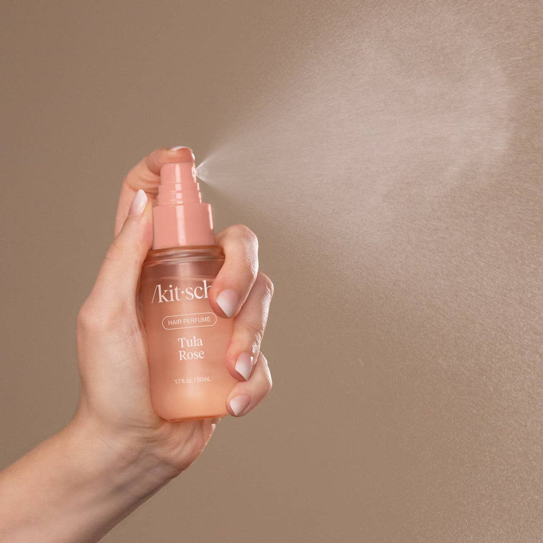 Main vaporisant le parfum pour cheveux KITSCH Tula Rose 50 ml. Brume légère de parfum capillaire floral conçue pour neutraliser les odeurs et rafraîchir les cheveux.