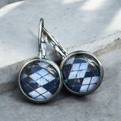 Boucles d'oreilles dormeuses en acier inoxydable avec cabochons en verre de 12 mm - attaches hypoallergéniques, longueur 2 cm.