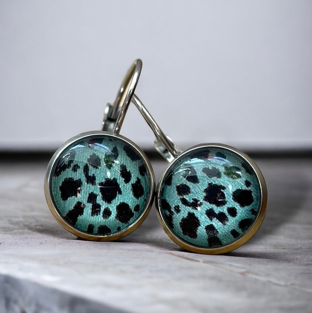 Dormeuses en acier inoxydable avec cabochons en verre de 10 mm - fabrication artisanale par M Fantaisies Bijoux.