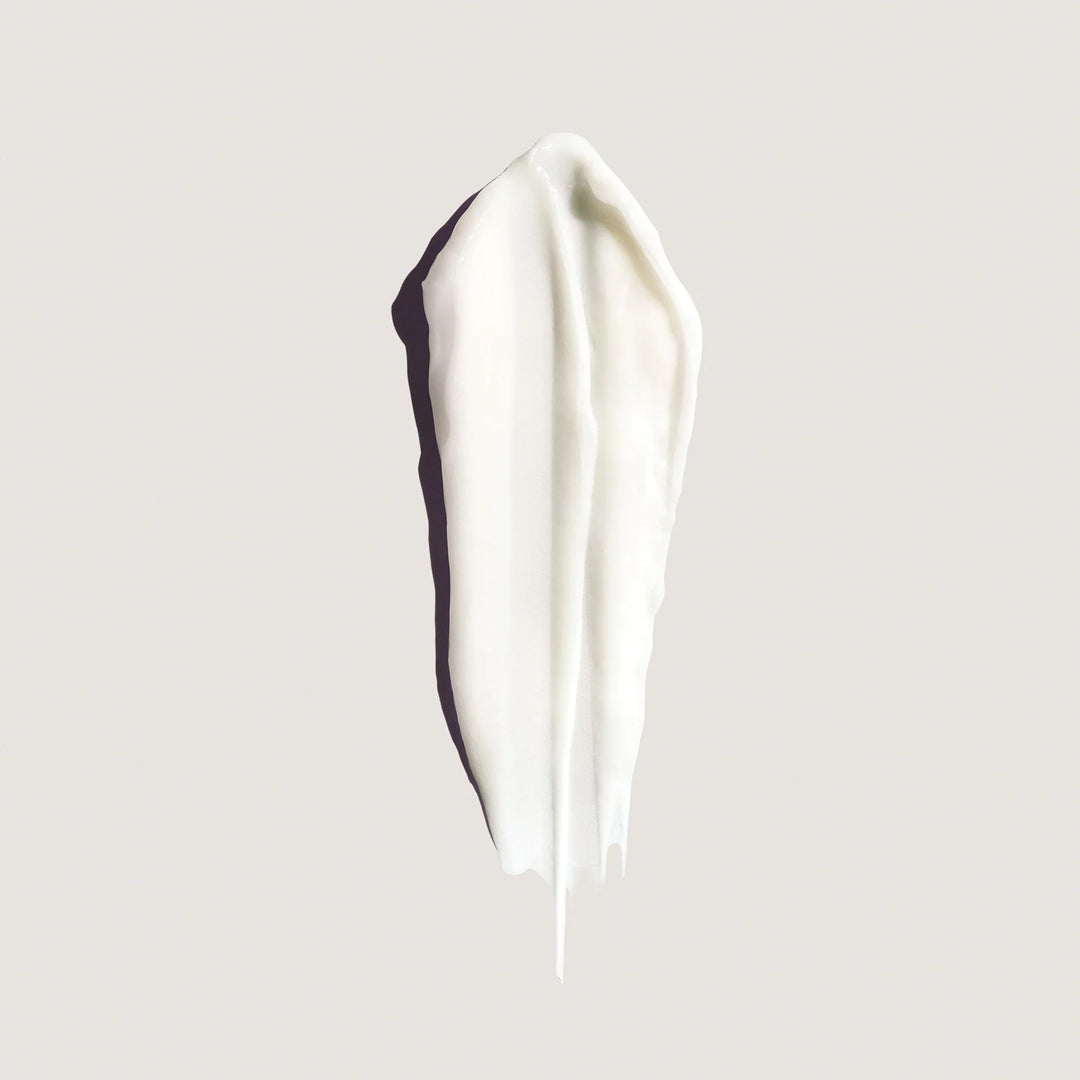 Texture crémeuse de l’après-shampooing Oribe Eternal Curls montrant une formule riche et hydratante conçue pour nourrir les cheveux bouclés.