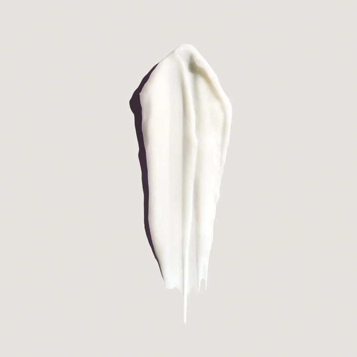 Texture crémeuse de l’après-shampooing Oribe Eternal Curls montrant une formule riche et hydratante conçue pour nourrir les cheveux bouclés.