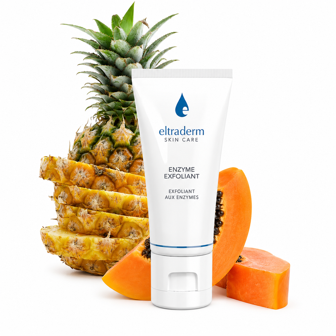 Tube blanc Eltraderm Exfoliant aux Enzymes présenté devant un ananas frais tranché et des morceaux de papaye sur fond blanc. 