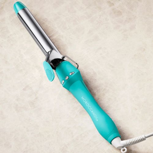 Le fer à boucler en titane de Moroccanoil permet de créer des boucles brillantes qui dureront plusieurs heures, voir même plusieurs jours sur certains types de cheveux.