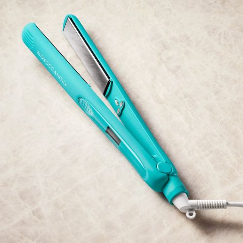 Le fer à lisser Moroccanoil et sa conductivité thermique supérieure au titane offre une chaleur rapide et uniforme.