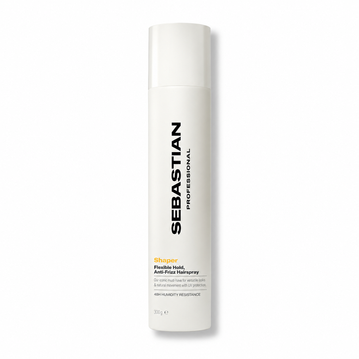 Fixatif cheveux Sebastian Shaper en aérosol blanc au design épuré avec accents beige et logo jaune, spray coiffant professionnel tenue extra ferme sur fond blanc 300 gr.