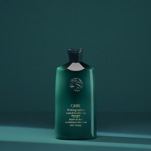 Cette lotion hydratante soyeuse sans rinçage démêle instantanément les cheveux frisés pour faciliter le démêlage, prévenir la casse et leur donner du lustre.  Prévient la sécheresse et offre une protection thermale.