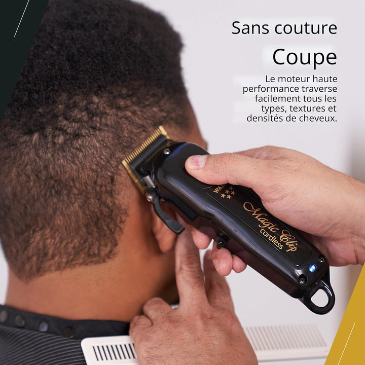Tondeuse WAHL Magic Clip cordless utilisée pour un dégradé fondu, coupe précise sur cheveux texturés, main de barbier en action.