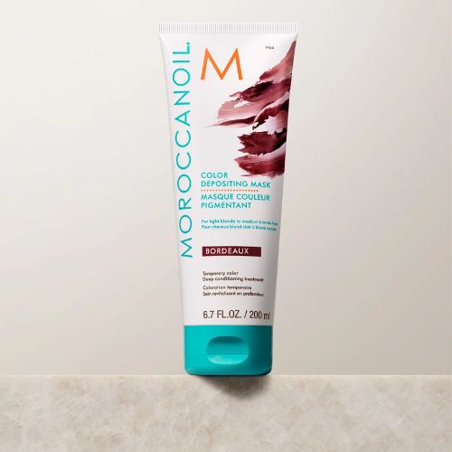Le masque pigmentant Bordeaux de Moroccanoil offre un soin hydratant tout en déposant des pigments purs qui intensifient, ravivent ou personnalisent temporairement la couleur.