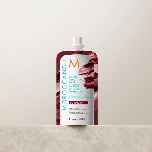 Le masque pigmentant Bordeaux de Moroccanoil offre un soin hydratant tout en déposant des pigments purs qui intensifient, ravivent ou personnalisent temporairement la couleur.