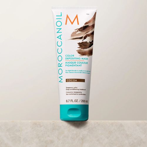 Le masque pigmentant Cocoa de Moroccanoil ravive, intensifie ou personnalise temporairement la couleur avec ses pigments purs chauds tout en offrant les bienfaits d'un véritable soin hydratant.