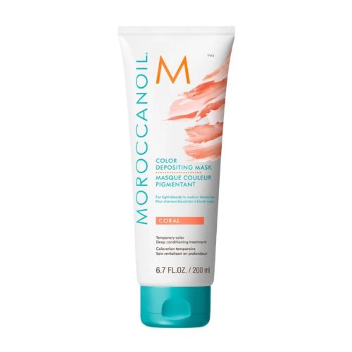Le masque pigmentant Corail de Moroccanoil dépose des pigments qui ravivent et intensifient la couleur.