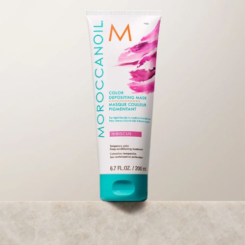 Le masque Hibiscus de Moroccanoil dépose des pigments qui ravivent , intensifient ou personnalisent la couleur temporairement, tout en offrant les bienfaits d'un traitement hydratant.