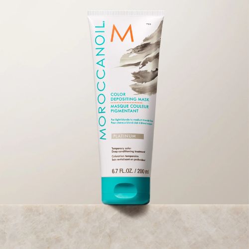 Ce masque Platinium de Moroccanoil dépose des pigments purs qui neutralisent les reflets jaunes indésirables, ravivent , intensifient ou personnalisent temporairement un blond pour un reflet plus cendré argenté.
