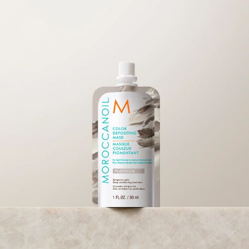 Le masque pigmentant Platinium de Moroccanoil dépose des pigments qui neutralisent les indésirables reflets jaunes, ravivent , intensifient ou colore temporairement le blond pour un effet plus cendré argenté.