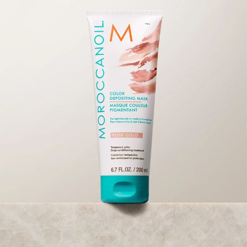 Le masque pigmentant Rose Gold de Moroccanoil dépose des pigments purs pour intensifier ou colorer temporairement.
